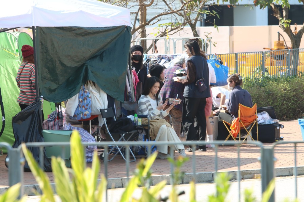 現場所見，在等埋位期間，Ian除爭取時間與林愷鈴及導演討論劇本外，去年回復單身的Ian亦非常避忌。